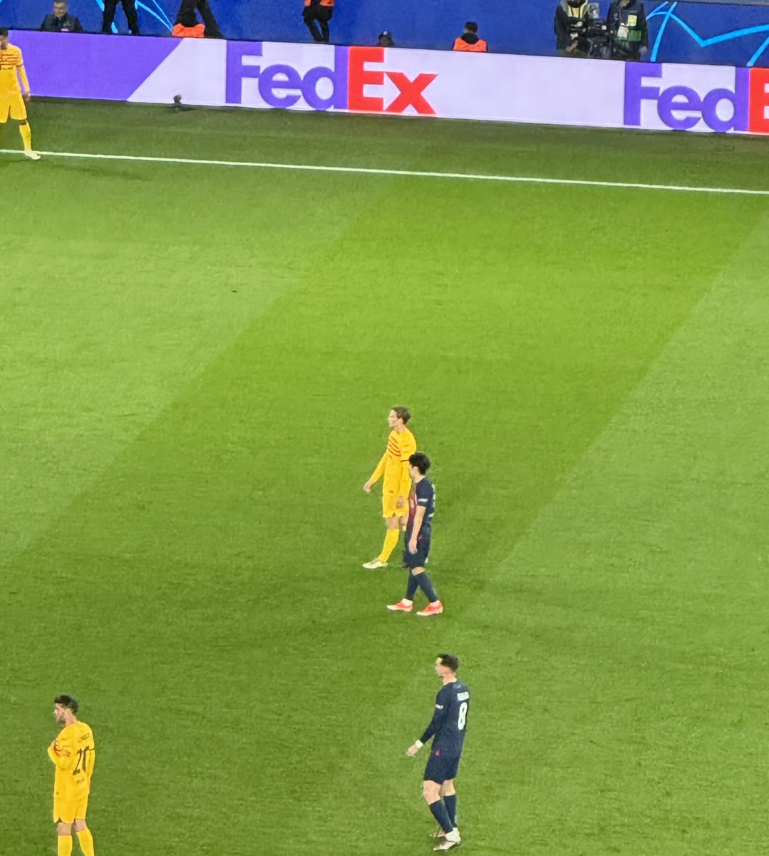 Kang-in Lee man-marking Frenkie De Jong when Barcelona try to build up from the back.