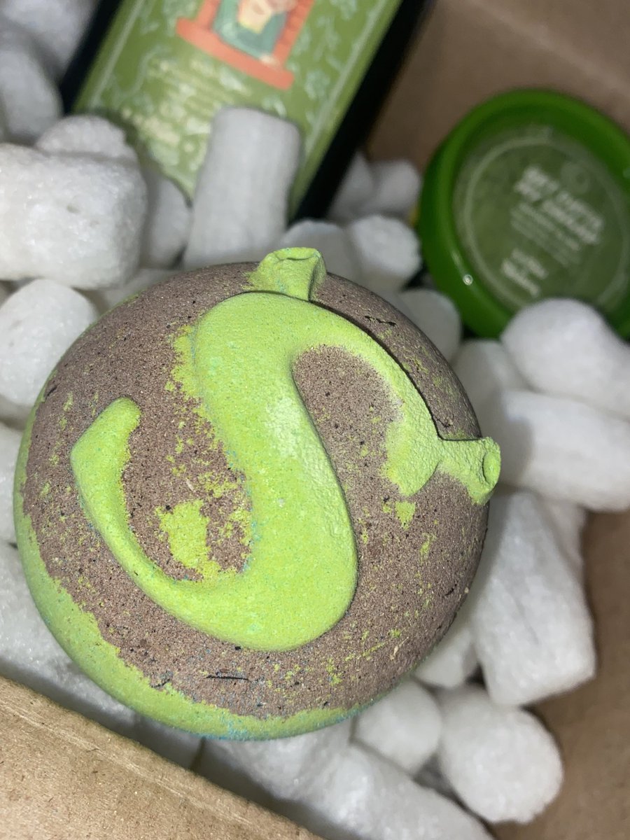 I love this collab 😍🥰 everything smells so FRESH 😍 now just waiting for my Fiona shower gel 🥰 @lushcosmetics #lushxshrek #lushcommunity #ilovelush #lushaholic