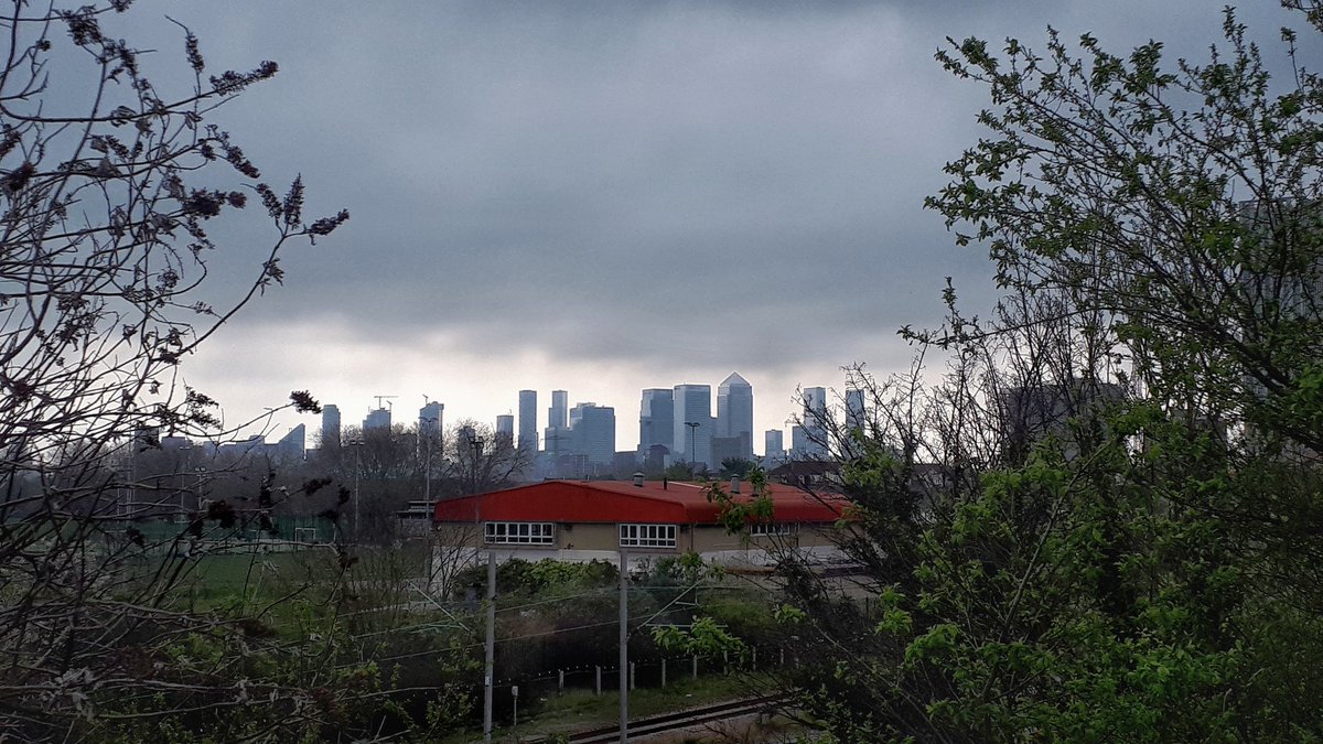 The #skyline of one of #London's financial districts: #CanaryWharf. Seen from the #Greenway while on my recent #CapitalRing #walk.

#walking #walkingLondon #Londonwalking #photography #streetphotography #urbanlandscape #visitbritain #visitengland #visitlondon #strava #stravaphoto