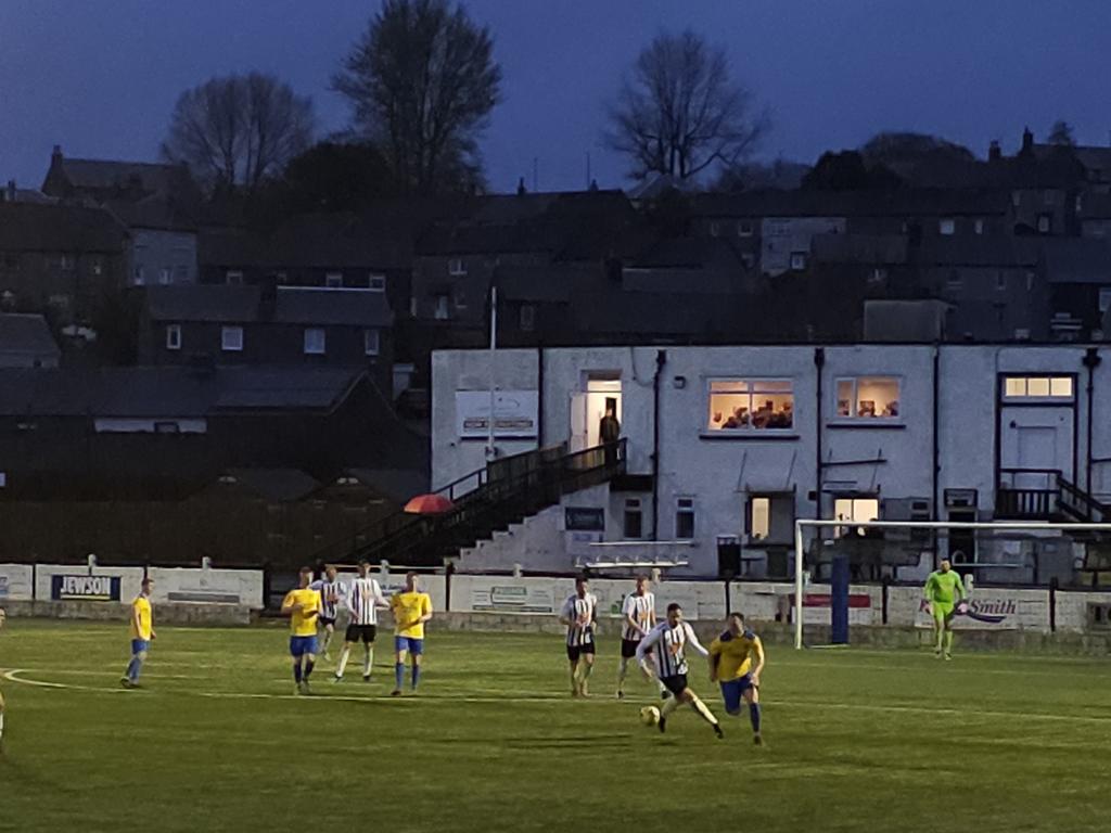 Hurlford are on their way to a win down in Cumnock, leading 2-0 at half time. @HurlfordUtd scored early, added a second after 35 minutes and have also hit the post. @CumnockJnrsFC need the next goal and nearly got one, but for a superb goalline clearance. #davesfootballtravels ⚽️