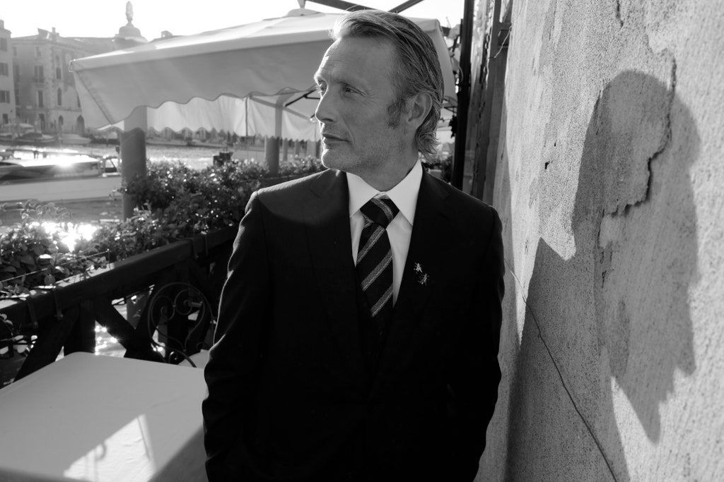 If anyone needs me I'll be laughing at Mads Mikkelsen's shadow in this photo for the rest of the evening 😂