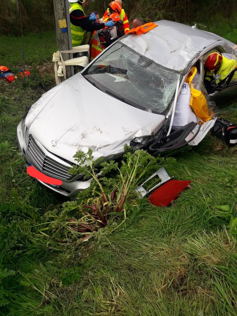 🔥 En images 👉 Château Gontier sur Mayenne[10 avril 2024] ↪️ Les SP interviennent pour un accident de la circulation. 🧑‍🚒23 sapeurs-pompier et 🚒 10 engins sont sur les lieux pour porter secours aux 3 victimes. Les opérations sont en cours. Merci d'éviter le secteur