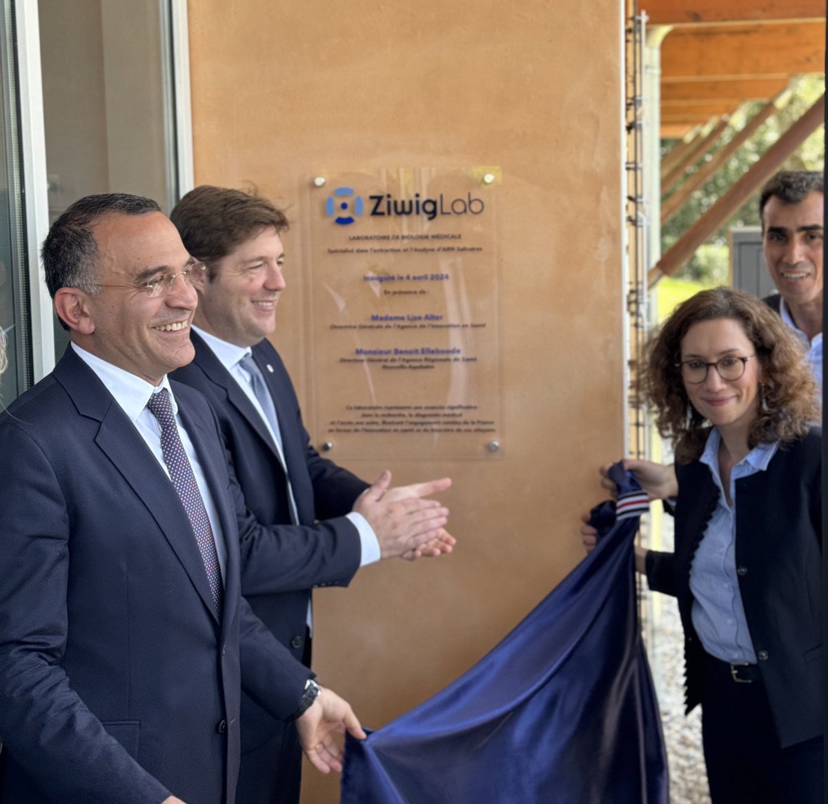 ziwigbiotech's tweet photo. Retour sur l’inauguration du 1e laboratoire de biologie médicale moléculaire, spécialisé dans l’analyse et le séquençage de l’#ARNsalivaire, en présence de @LiseAlter
Directrice de l’Agence de l’Innovation en Santé et de @ElleboodeB, DG de l’@ARS_NAquit #ZiwigLab🧬
#endometriose https://t.co/sEMu0Zr85S