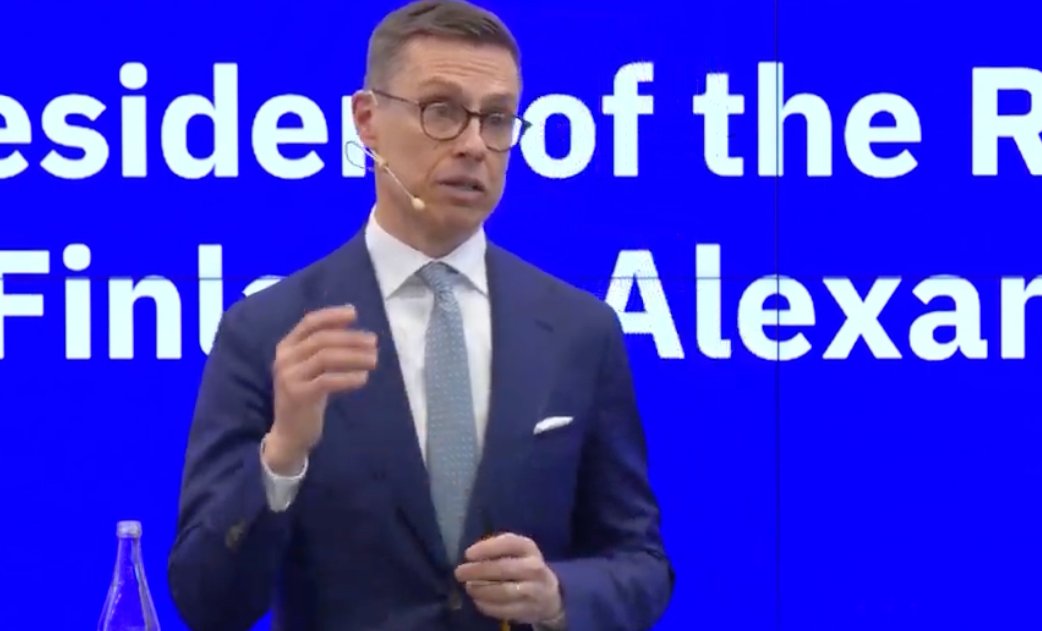 I asked Finland's @alexstubb what he makes of US discomfort w/ strikes on Russia's oil refineries. 'The price of oil is not my main concern right now,' he said, emphasizing that saving Ukrainian lives is more important. 🇫🇮 has put no restrictions on Kyiv's use of its weapons.