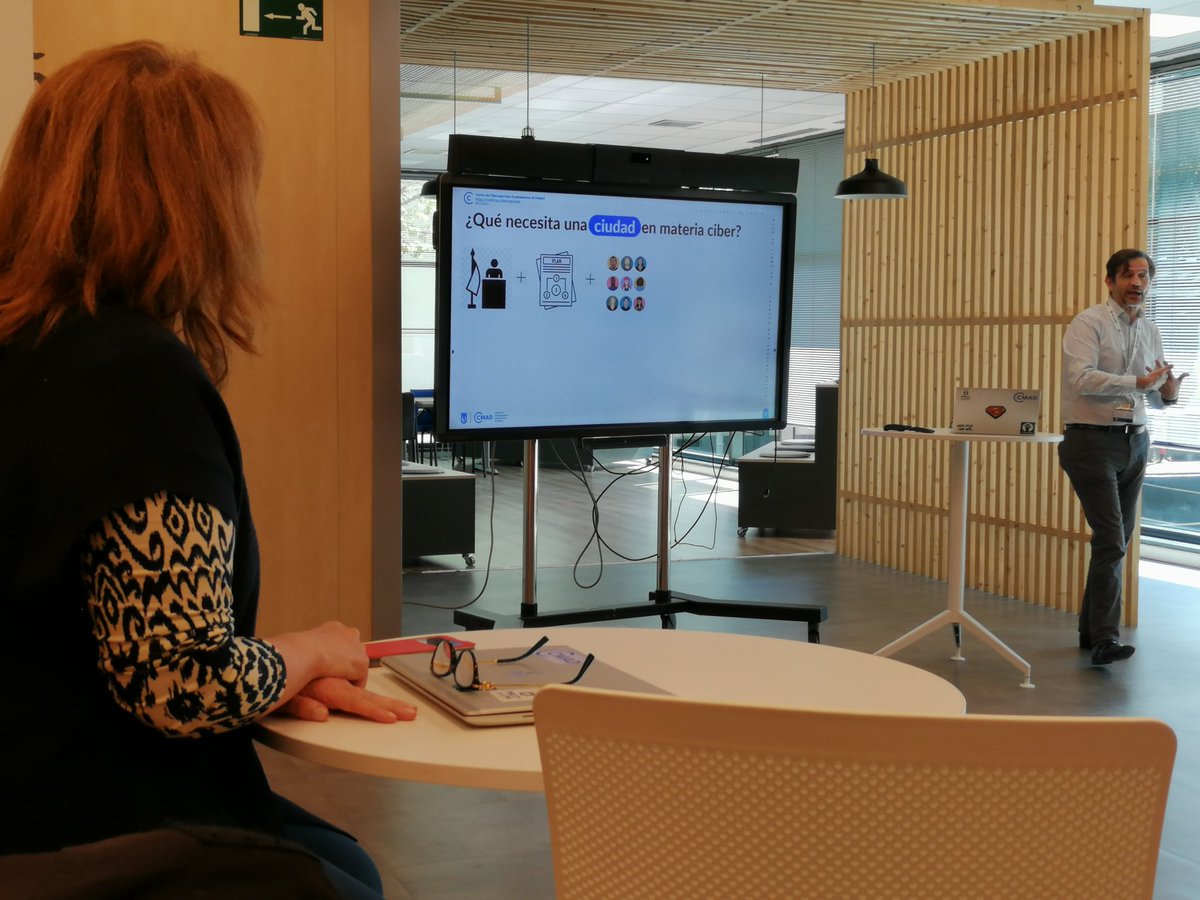 PedroJ_Camacho's tweet image. Muchas gracias a @gobispo por acompañarnos en la visita al CCMAD en el @MADRID de nuestros chicos de @UEuropea @CiclosUE de DAM y ASIR