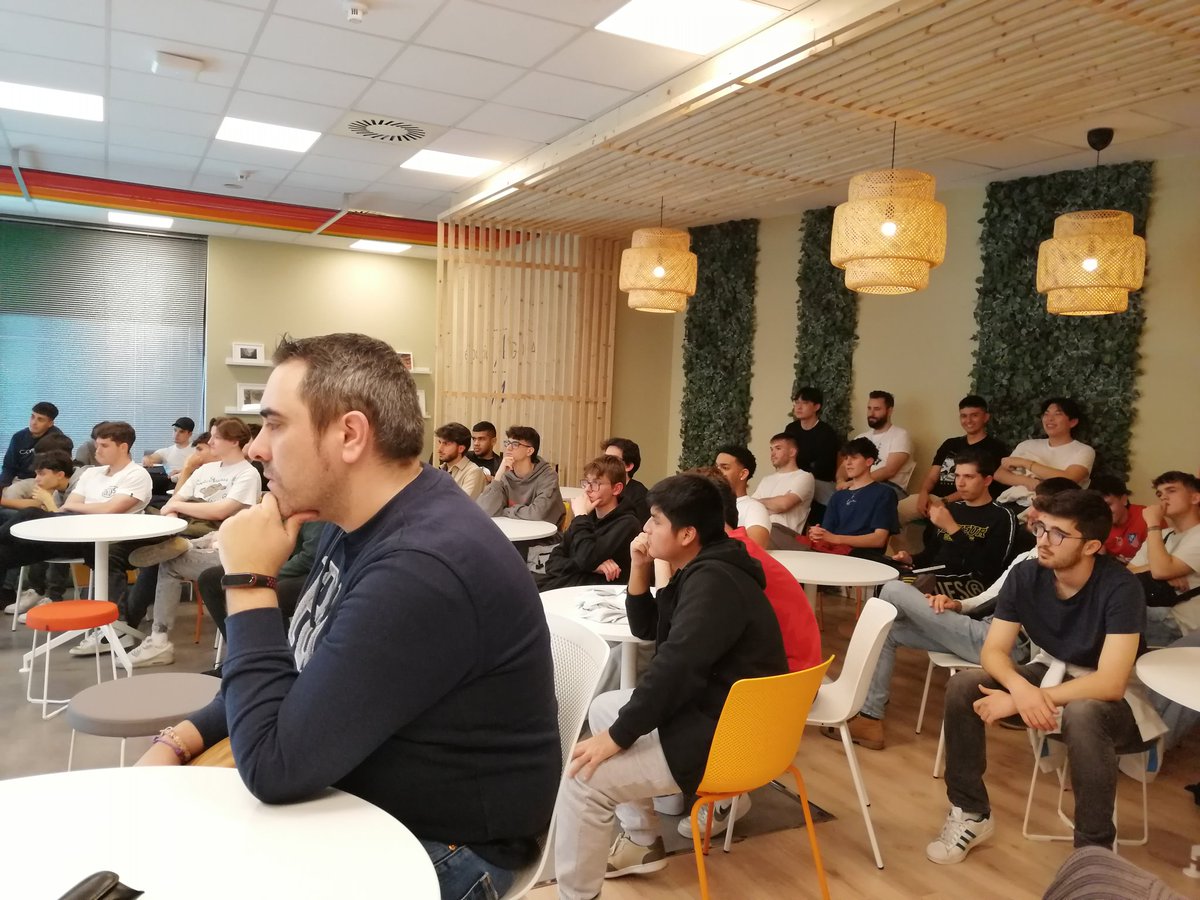 PedroJ_Camacho's tweet image. Muchas gracias a @gobispo por acompañarnos en la visita al CCMAD en el @MADRID de nuestros chicos de @UEuropea @CiclosUE de DAM y ASIR