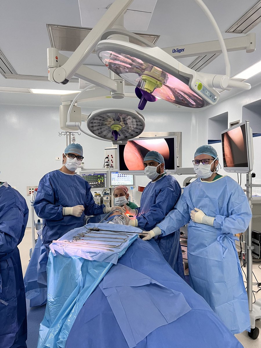 dgonzalezrivas's tweet photo. Primer dia en Costa Rica operando a pacientes sin recursos con nuestra fundación. Ayer realizamos 5 cirugias uniportales incluyendo un sleeve bronquial de LSD y una recirugía tras quimioterapia. En total serán 11 pacientes que podrán ser tratados estos dos días https://t.co/EODij7O4qM