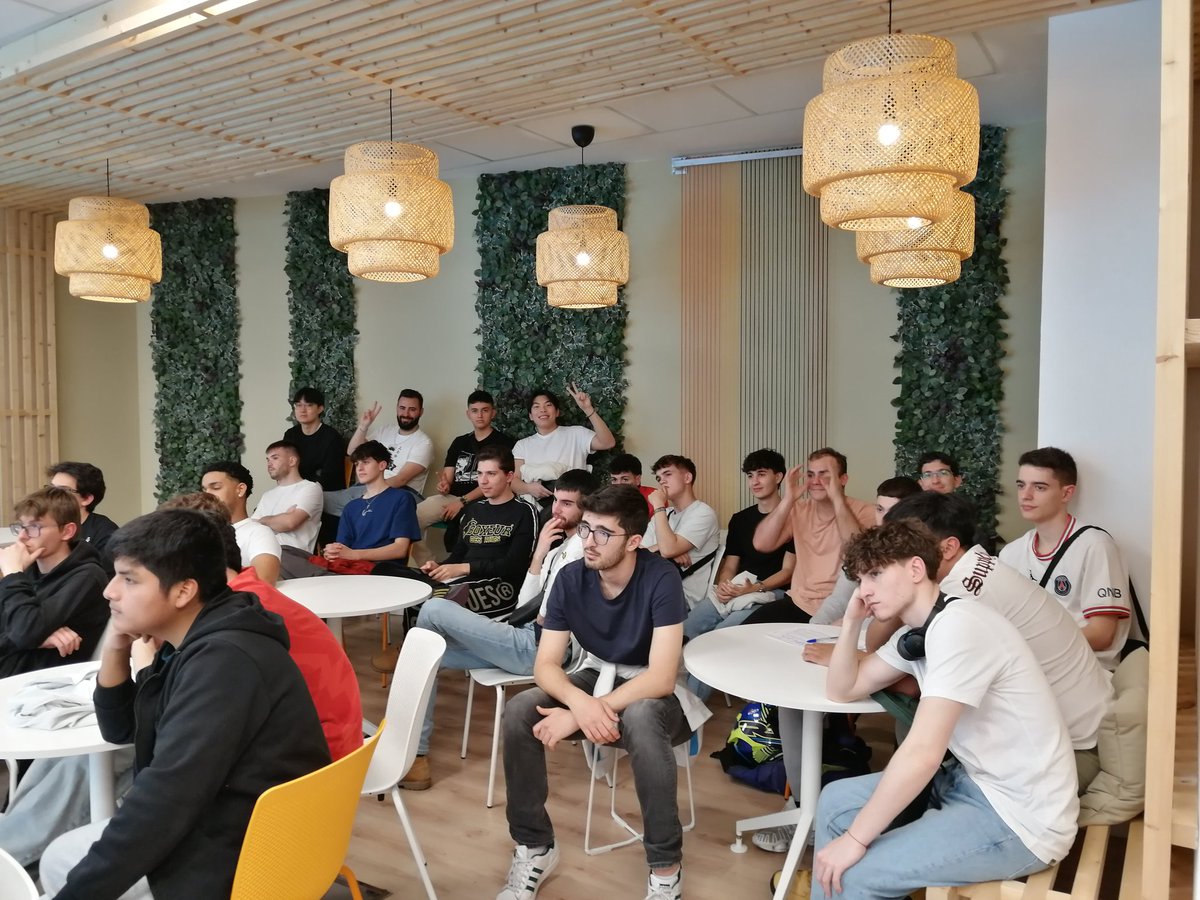 PedroJ_Camacho's tweet image. Muchas gracias a @gobispo por acompañarnos en la visita al CCMAD en el @MADRID de nuestros chicos de @UEuropea @CiclosUE de DAM y ASIR