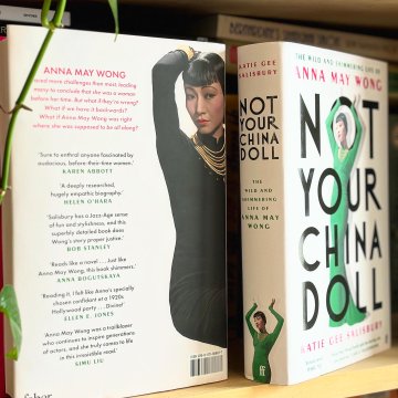 Talking to @ksalisbury about her outstanding new biography of the screen goddess Anna May Wong on tonight's @BBCFrontRow and about her legacy with film critic @PamHutch. 715pm R4 bbc.co.uk/programmes/m00…