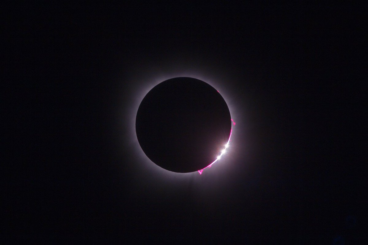 📷: Total Solar Eclipse on April 8, 2024 from Arkansas, USA. © @vulerulum, twanight.org/tezel 4 planets shining over the scenery of rural Arkansas during total Solar eclipse. The sky got as dark as 30~35 min after sunset, during the 4 min 15 seconds of totality. . #twanight