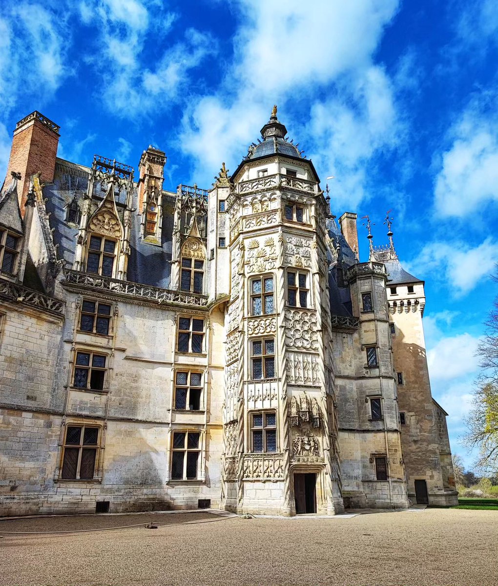 Le château de Meillant, trésor du patrimoine berrichon 🏰. Une vue fantastique sur la tour du Lion construite au 15e siècle 🦁. Savez-vous pourquoi elle porte ce nom ? 🤔 Crédits 📸 : ©leconteur_dupatrimoine sur Instagram | Château de Meillant