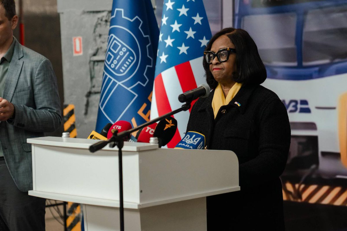 Today in Kyiv, @SpecRepUkraine and @EXIMChair Reta Jo Lewis in the presence of @USAmbKyiv announced a historic decision to provide a loan of USD 156.6 million to purchase about 40 diesel locomotives for @Ukrzaliznytsia. The final terms of the loan will be determined by the…