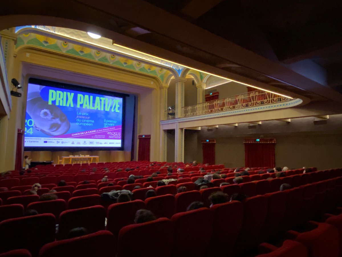 🌼 La giuria del #PRIXPALATINE2024 nello splendore liberty ritrovato del cinema Modernissimo! La sala della @cinetecabologna ha ospitato la proiezione di “Chien de la casse” di Jean-Baptiste Durand, ultimo film francese in concorso, selezionato in con il festival Rendez-vous.