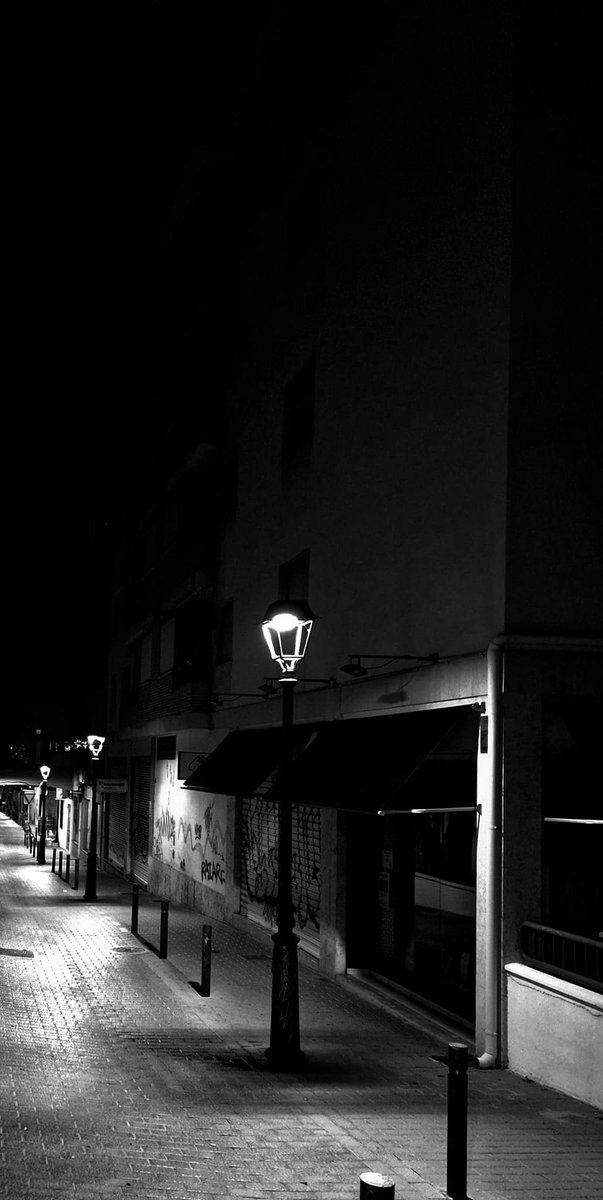 Easter 2024. Palma 🇪🇸

Nocturnal promenade. Character building  - supposedly.

'Stupid is the man who always remains the same.'

-- Voltaire

🎷🌕👑
#blackandwhite
#palmademallorca
#downtownpalma