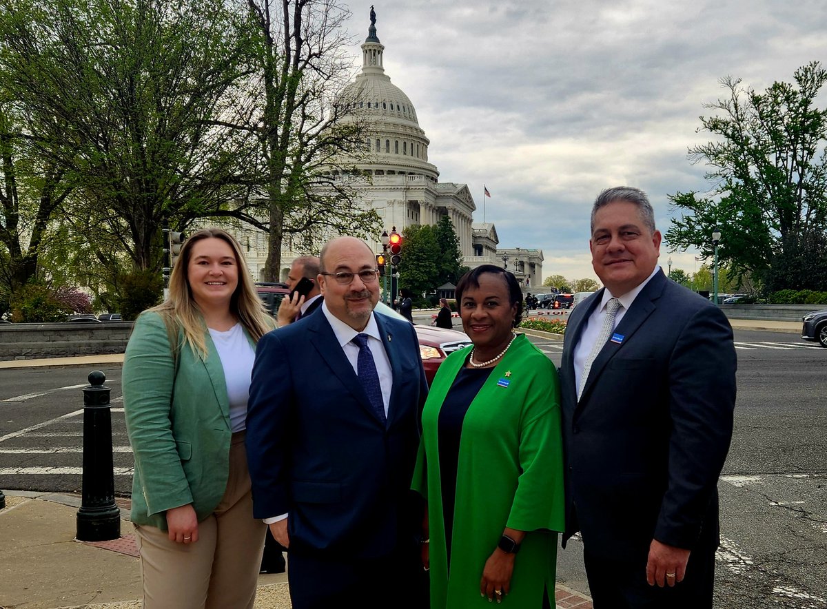 Great start to our @BlueStarFamily day on the Hill with @craignewmark, Army Lieutenant General (Ret) & BSF Board Chair Gwen Bingham, and my colleague @MaddRafferty, focusing on military quality of life issues.