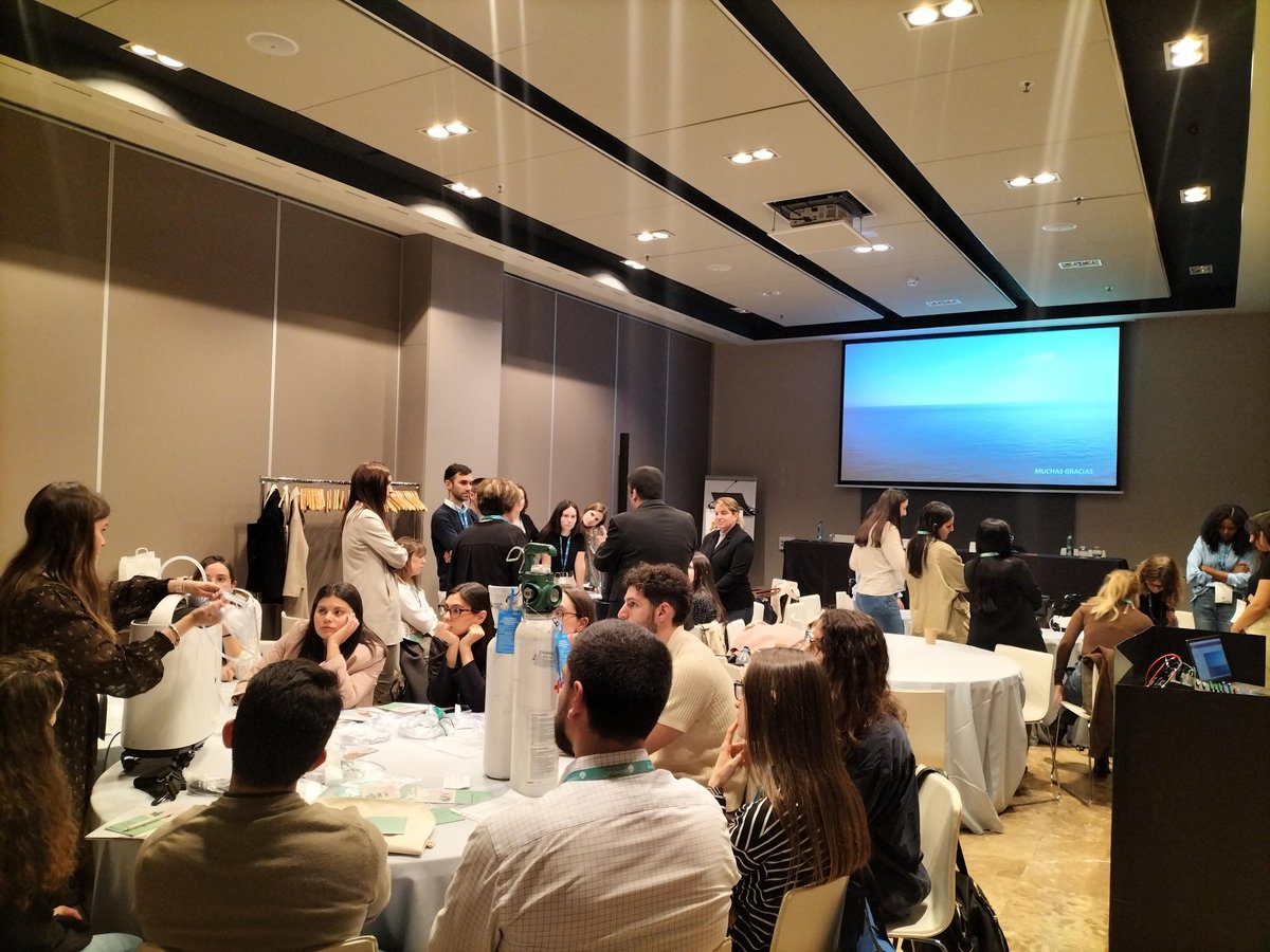 NeumoMadrid's tweet photo. @NovotelMCenter #CongresoNeumomadrid 👉 Nuestros residentes ponen en práctica sus conocimientos con demostraciones de diferentes técnicas para el diagnóstico y tratamiento de patologías respiratorias 🫁

Aprendiendo de la mano de grandes profesionales de la #salud pulmonar 👏🏻 https://t.co/meiwwERjGa