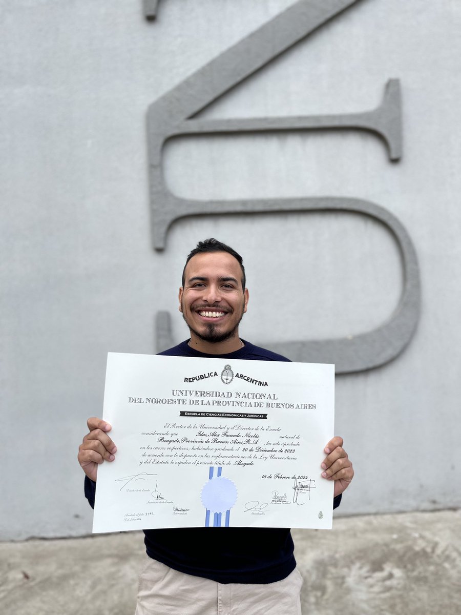 nfaislas's tweet image. Gracias a la Universidad Pública el hijo de una empleada doméstica y un recolector de residuos tiene un título.