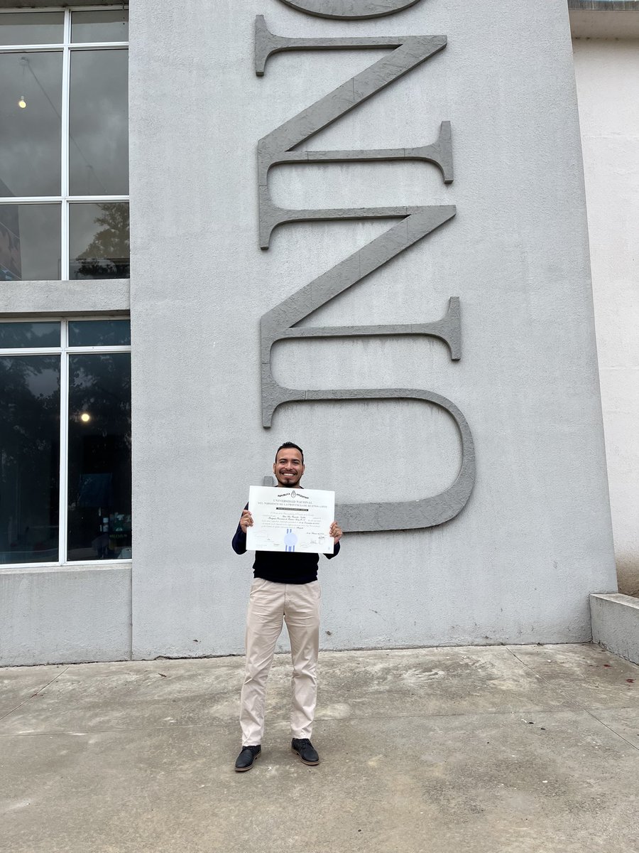 nfaislas's tweet image. Gracias a la Universidad Pública el hijo de una empleada doméstica y un recolector de residuos tiene un título.