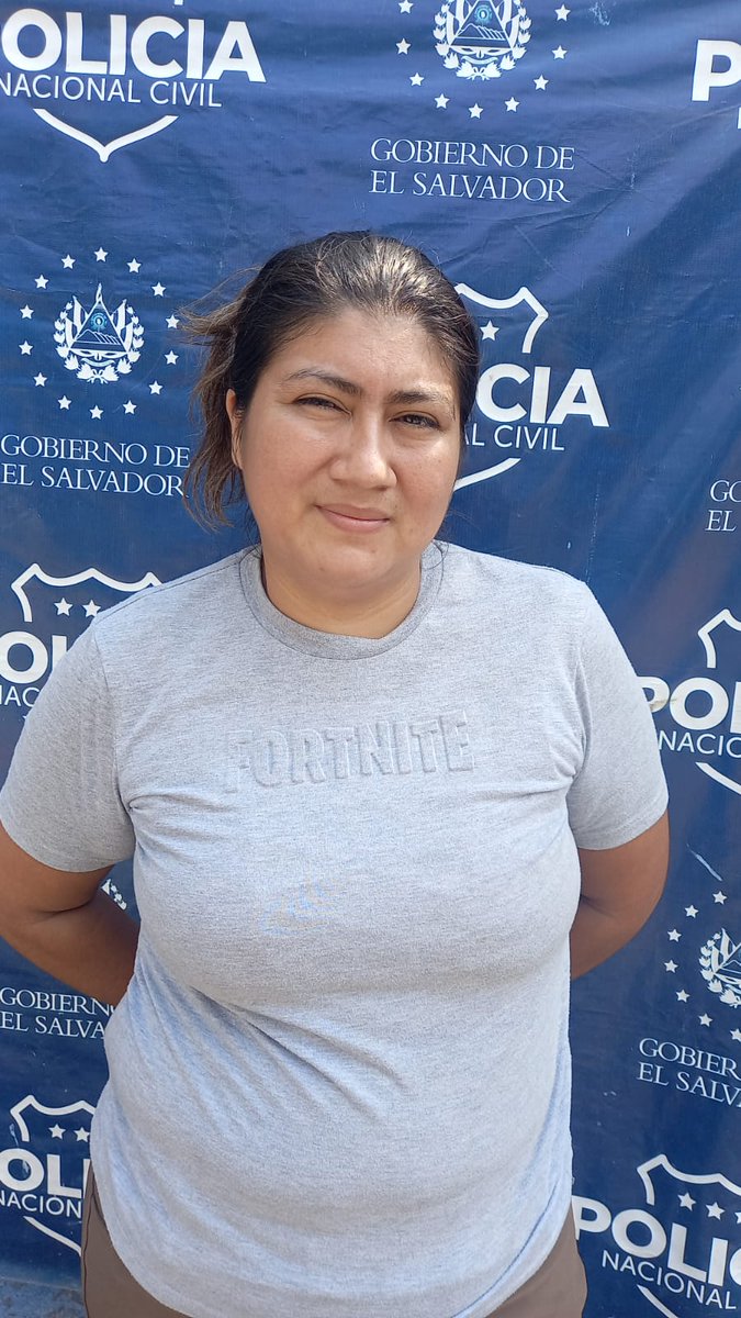 Josselyn Maritza Santos Flores fue arrestada en la colonia El Mora, de Santa Ana, por estafa. Según la PNC, ella le pidió a la víctima $8,000 en efectivo por una supuesta maleta enviada por familiares desde Estados Unidos. La persona entregó el dinero pero nunca recibió nada.