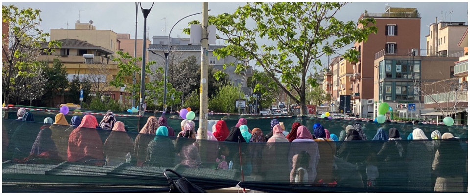 Ramadan a Roma, Rampelli: “Gli uomini pregano, le donne rinchiuse dietro una rete da pollaio” (le foto) dlvr.it/T5KYpx