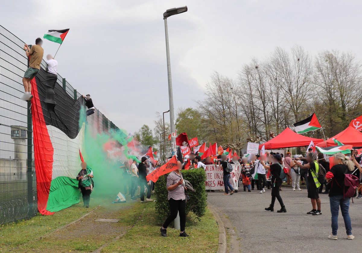 Cause_du_Peuple's tweet photo. 🔴⚡🇵🇸 Lannemezan : Grande manifestation pour la libération de Georges Abdallah

Samedi, plus de 2000 personnes ont manifesté devant la prison de Lannemezan pour exiger la libération de GIA, combattant communiste anti-impérialiste et antisioniste. (1/4)

https://t.co/xOarITExpe https://t.co/NSvNzBmg9X