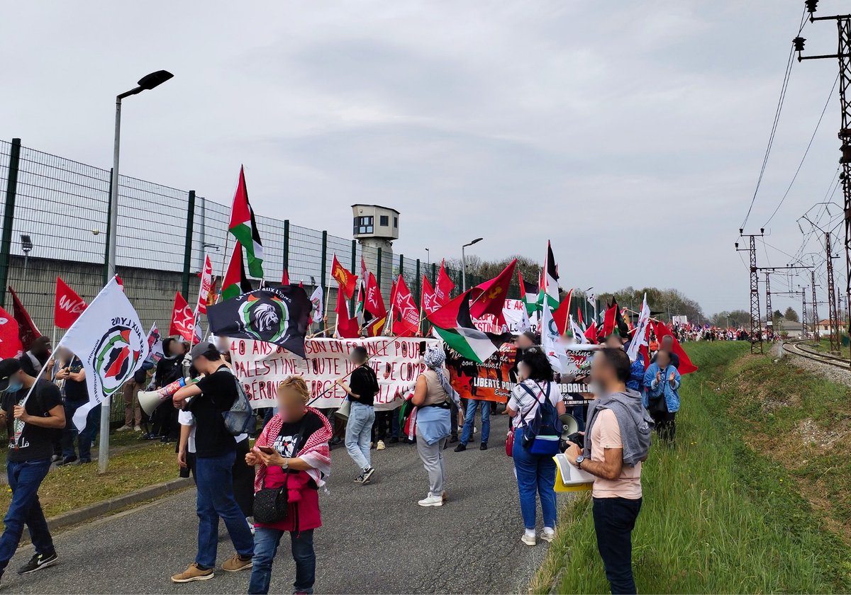 Cause_du_Peuple's tweet photo. 🔴⚡🇵🇸 Lannemezan : Grande manifestation pour la libération de Georges Abdallah

Samedi, plus de 2000 personnes ont manifesté devant la prison de Lannemezan pour exiger la libération de GIA, combattant communiste anti-impérialiste et antisioniste. (1/4)

https://t.co/xOarITExpe https://t.co/NSvNzBmg9X