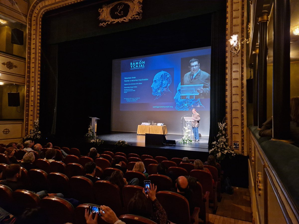 Estanislao Nistal @NistalVillan... hablando de vacunas en #SalamancaxCajal. Con lo que nos gustan 🥰 
@usal @upsa @aytoSalamanca @FundacionAreces @USPCEU @AEV_Vacunas @SEinmunologia