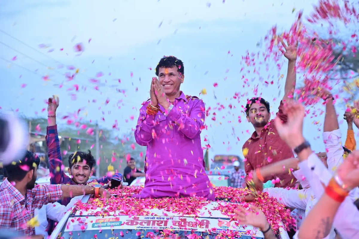 KailashBaytu's tweet photo. आओ साथ चलें!

संसदीय क्षेत्र की पचपदरा विधानसभा के दुदवा में आयोजित जनसभा में गणमान्य स्थानीय नागरिकों के साथ सम्मिलित होकर संवाद किया।

इस अवसर पर स्नेहीजनों द्वारा प्राप्त स्नेह एवं सम्मान इस बात का प्रमाण है कि थार क्षेत्र में पुनः विकास का कमल खिलेगा।

#Pachpadra https://t.co/y6FCnglPVq