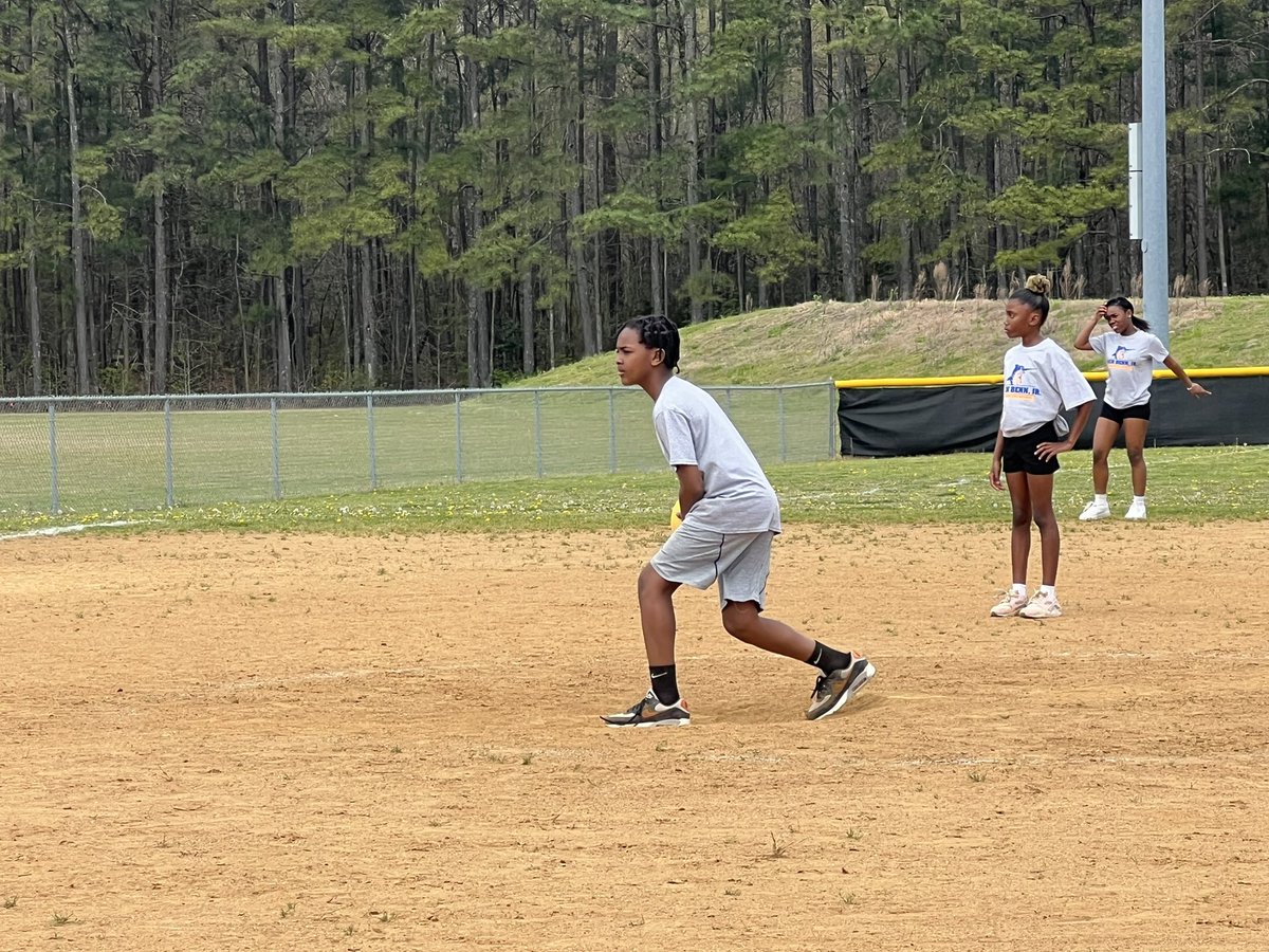 Who says school sports is only for secondary students! These @SufVAschools elem. students (and their teachers 😇) are super competitive at our first annual Elem. Intramural Event! Shout out to our PE teachers, @CoachCabb, & @little_gunther #SPSCreatesAchievers