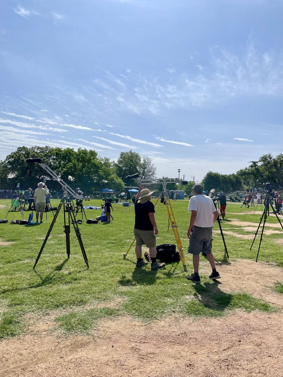 _aditibhatnagar's tweet photo. It was a nice atmosphere in Heritage Park, Mason, Texas. People of the town had gathered with their cameras, telescopes, binoculars and of course eclipse glasses.

#Eclipse2024 #TotalSolarEclipse2024 #SolarEclipse https://t.co/QrW3MoyO7o