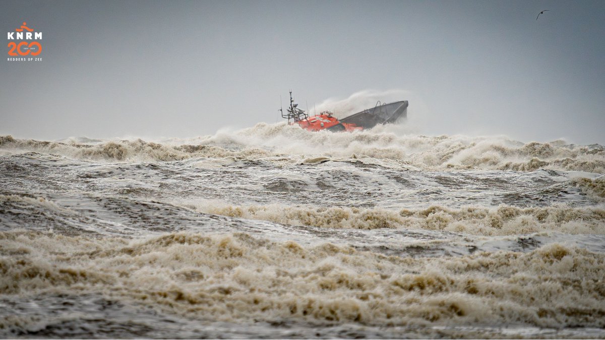 KNRM's tweet image. Gistermiddag maakte de bemanning van KNRM IJmuiden van de gelegenheid gebruik om te oefenen met de Nh1816 in een stevige windkracht 8.🌊💨 Met golven van zo'n 3 tot 4 meter hoog, en enkele uitschieters daarboven, leverde dat mooie beelden op! 

📸: Martijn Bustin