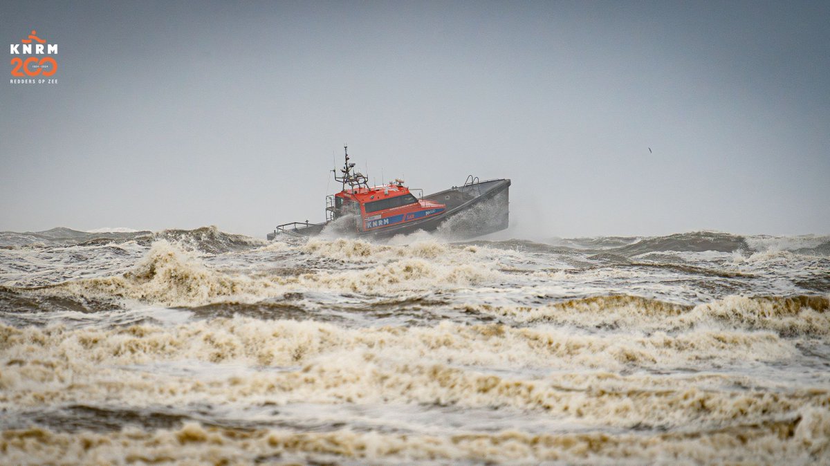 KNRM's tweet image. Gistermiddag maakte de bemanning van KNRM IJmuiden van de gelegenheid gebruik om te oefenen met de Nh1816 in een stevige windkracht 8.🌊💨 Met golven van zo'n 3 tot 4 meter hoog, en enkele uitschieters daarboven, leverde dat mooie beelden op! 

📸: Martijn Bustin