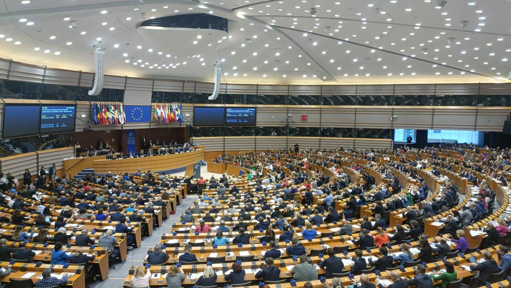 Arranca la primera sesión de voto del penúltimo pleno del Parlamento Europeo esta legislatura. En la mesa está el Pacto de Migración y Asilo, un complejo equilibrio de diez textos legislativos para reformar la política migratoria europea. Nadie se atreve a asegurar el resultado.