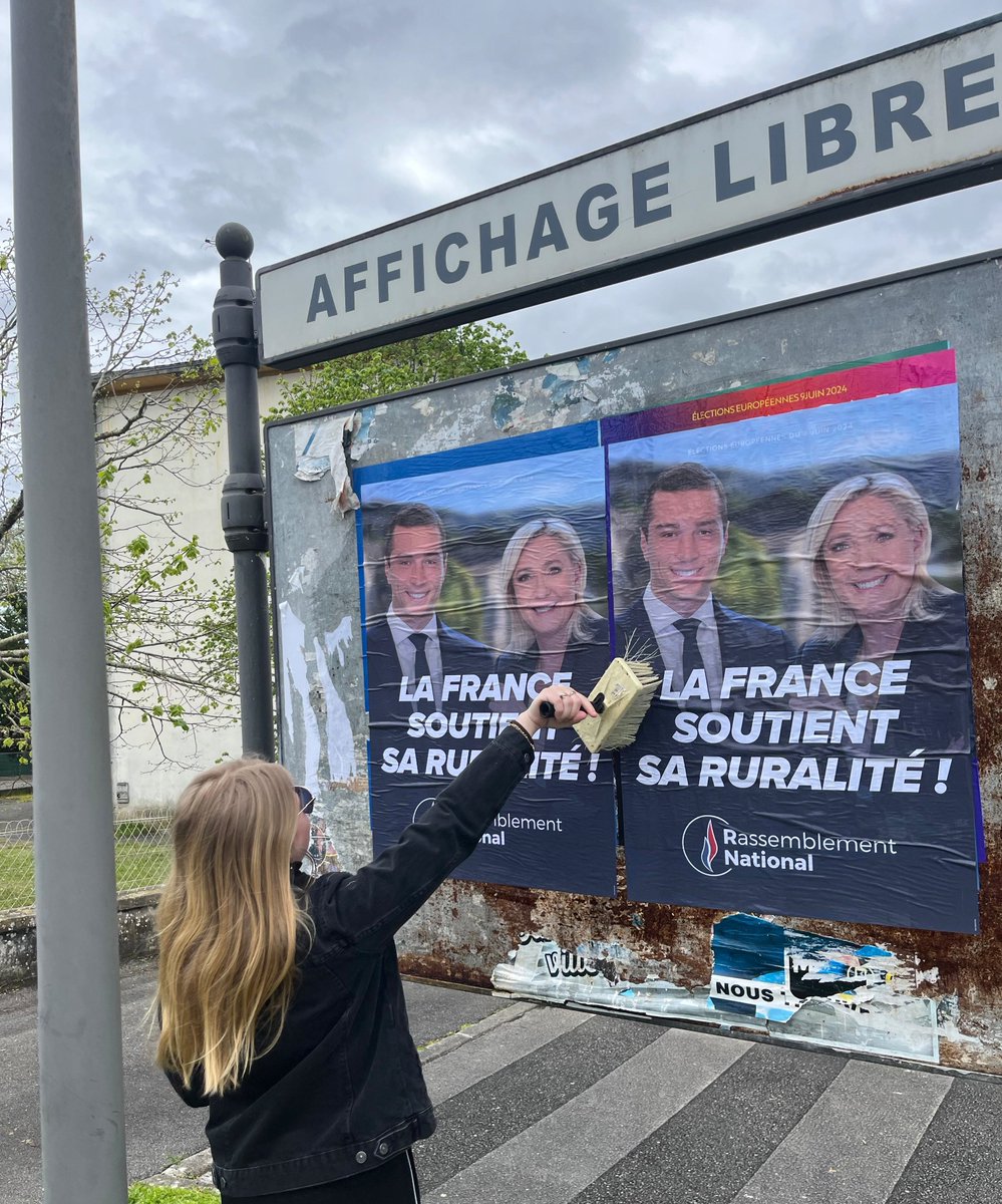 Cresson_Ni's tweet photo. 💪Intense Après-midi de collage pour @J_Bardella dans les Pyrénées-Atlantiques. 
Le message du @RNational_off résonne dans chaque village ! 
#VivementLe9Juin pour une Europe qui protège ses peuples ! 🇪🇺🔵