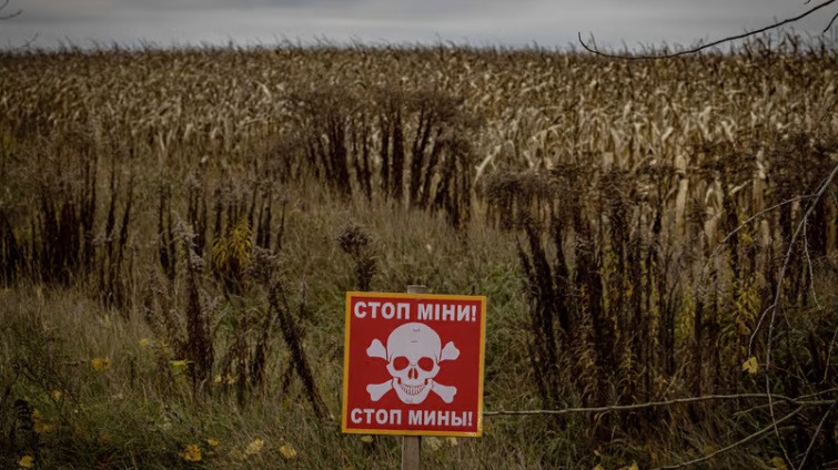 Landmines in Ukraine -Up to two million landmines may have been laid since the invasion on 24 February 2022 -7.5% of Ukraine’s farmland is not in use and 170 farmers have been killed -Rise in phenomenon of 'dark deminers' Excellent @TheEconomist piece economist.com/europe/2024/04…