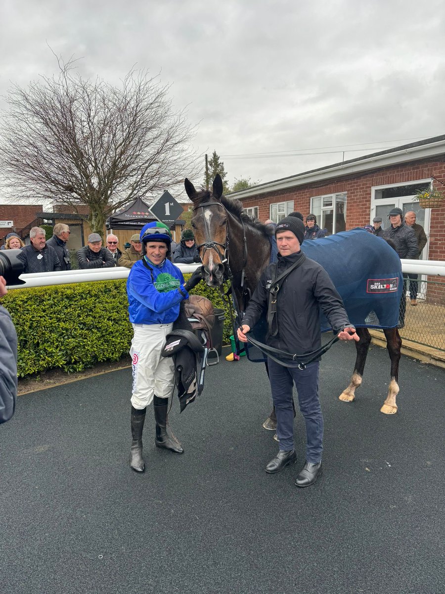 WINNER!!🥇 JET PLANE took the third race ⁦@MarketRasenRace⁩ under ⁦@harryskelton89⁩ in great style. Congratulations to winning owners Norman Lake & Susan Carsberg and Andy who lead him up and to Sam who rides him everyday. #teamskelton