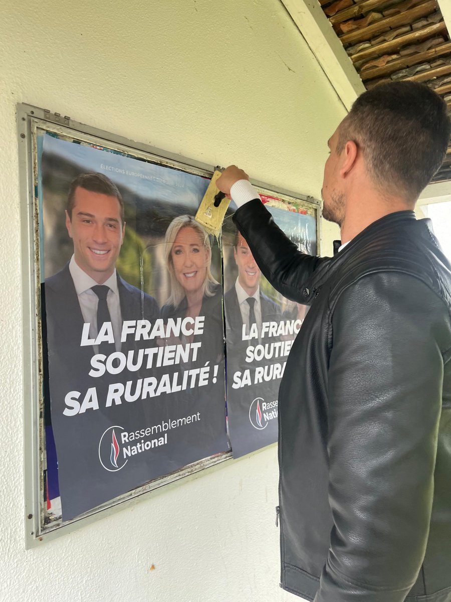 Cresson_Ni's tweet photo. 💪Intense Après-midi de collage pour @J_Bardella dans les Pyrénées-Atlantiques. 
Le message du @RNational_off résonne dans chaque village ! 
#VivementLe9Juin pour une Europe qui protège ses peuples ! 🇪🇺🔵