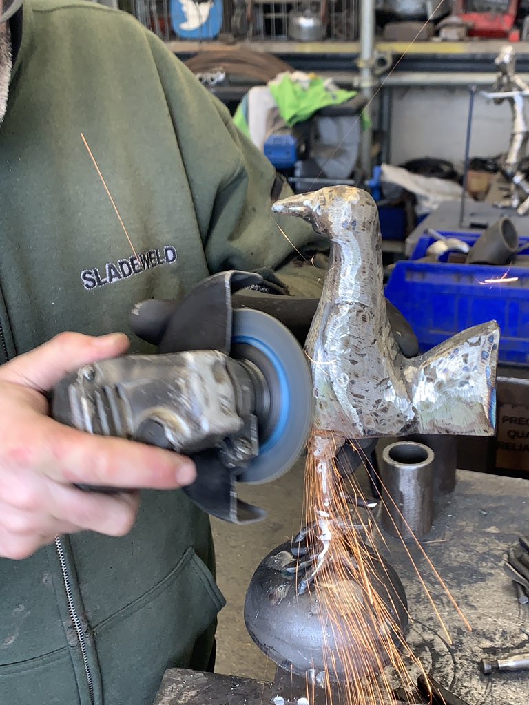 sladeweld's tweet image. Right, time waits for no man, woman or otherwise ⌛️ it’s time to pack in for the day #toolsdown
Made an excellent start on my next #THFC sculpture 👨🏻‍🏭
Undercoated the vane and made a stand for my barbecue.. the epitome of  productivity. 
#Workshopwednesday 
#fanart 
#madebyme