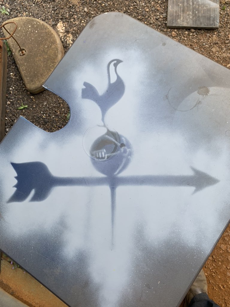 sladeweld's tweet image. Right, time waits for no man, woman or otherwise ⌛️ it’s time to pack in for the day #toolsdown
Made an excellent start on my next #THFC sculpture 👨🏻‍🏭
Undercoated the vane and made a stand for my barbecue.. the epitome of  productivity. 
#Workshopwednesday 
#fanart 
#madebyme