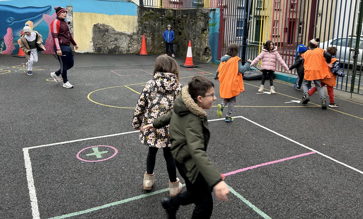 ⚽Gaelic with Colm this morning! What a great start to a Wednesday! #ActiveSchool #CitySchool #GaillimhAbú @griffinseireog @ConnachtGAA
@CoachingGalway