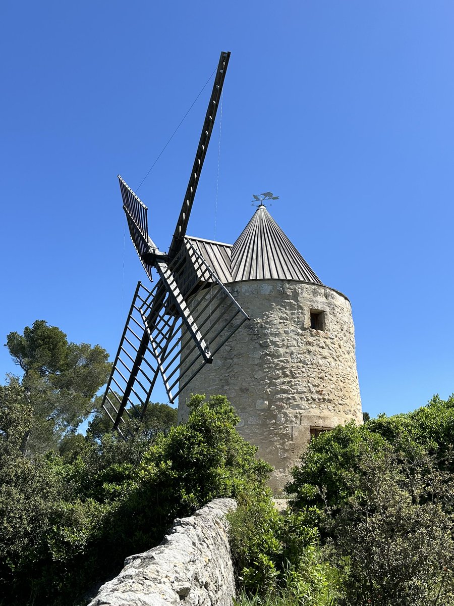 A Fontvieille, le sentier des moulins à vent qui ont inspiré Alphonse Daudet 
Le moulin Sourdon 
Le moulin Ribet ou moulin Daudet
Le moulin Ramet
Le moulin Tissot-Avon