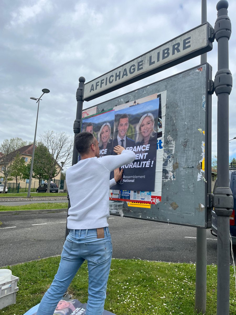 Cresson_Ni's tweet photo. 💪Intense Après-midi de collage pour @J_Bardella dans les Pyrénées-Atlantiques. 
Le message du @RNational_off résonne dans chaque village ! 
#VivementLe9Juin pour une Europe qui protège ses peuples ! 🇪🇺🔵