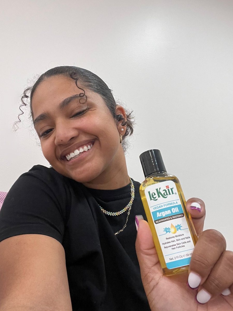 Smile wide and bright - because flawless skin and hair are always on the horizon with LeKair Argan Oil.
.
.
#lekair #deepconditioning #lekaircholesterol #lekairfrenchee #supergro #hairgrowth #cholesterol #hairmask #skincare #skinoil #veganoil #veganproducts #cowash #hairstylist