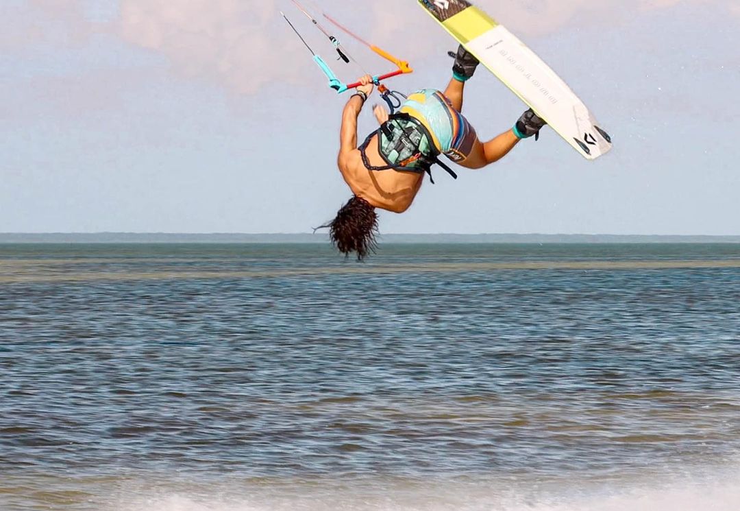 Vive la emoción de diferentes aventuras acuáticas en @CancunCVB. Te inspiramos con algunas opciones para que pruebes en tu próxima visita: 🐟 #Buceo 🏄‍♂️ Surf 🪁 Kitesurf 📸 IG: bray.hernandez.7 | agata.ogarnie | nicolas.wuergler ⁣ #CaribeMexicano #TheSignatureParadise