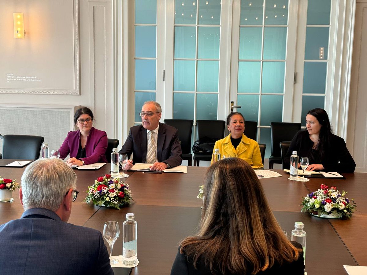 ParmelinG's tweet photo. En visite de travail à Berne, Matjaž Han, Ministre slovène de l'Économie, du Tourisme et des Sports @MGTS_gov en a profité pour me rencontrer. Nos excellentes relations économiques, qui se développent encore ont vu en 5 ans, entre 2018 et 2023, une progression de 80.4 %. 🇨🇭+🇸🇮=💪 https://t.co/QVCU4QXOwz