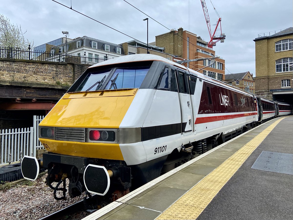 Looking the part, brightening up what is somewhat of a dull day ☁️🧼 @LNER @225groupuk