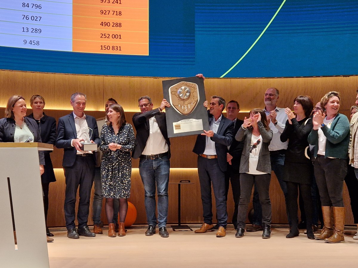 🏆 Et cette année, c'est La Poste Immobilier @Poste_Immo qui remporte le Cube d'Or de la meilleure économie d'énergie ! Un grand merci à Éric Houviez @EHouviez pour cette passation de bouclier. #CUBEsaison2023