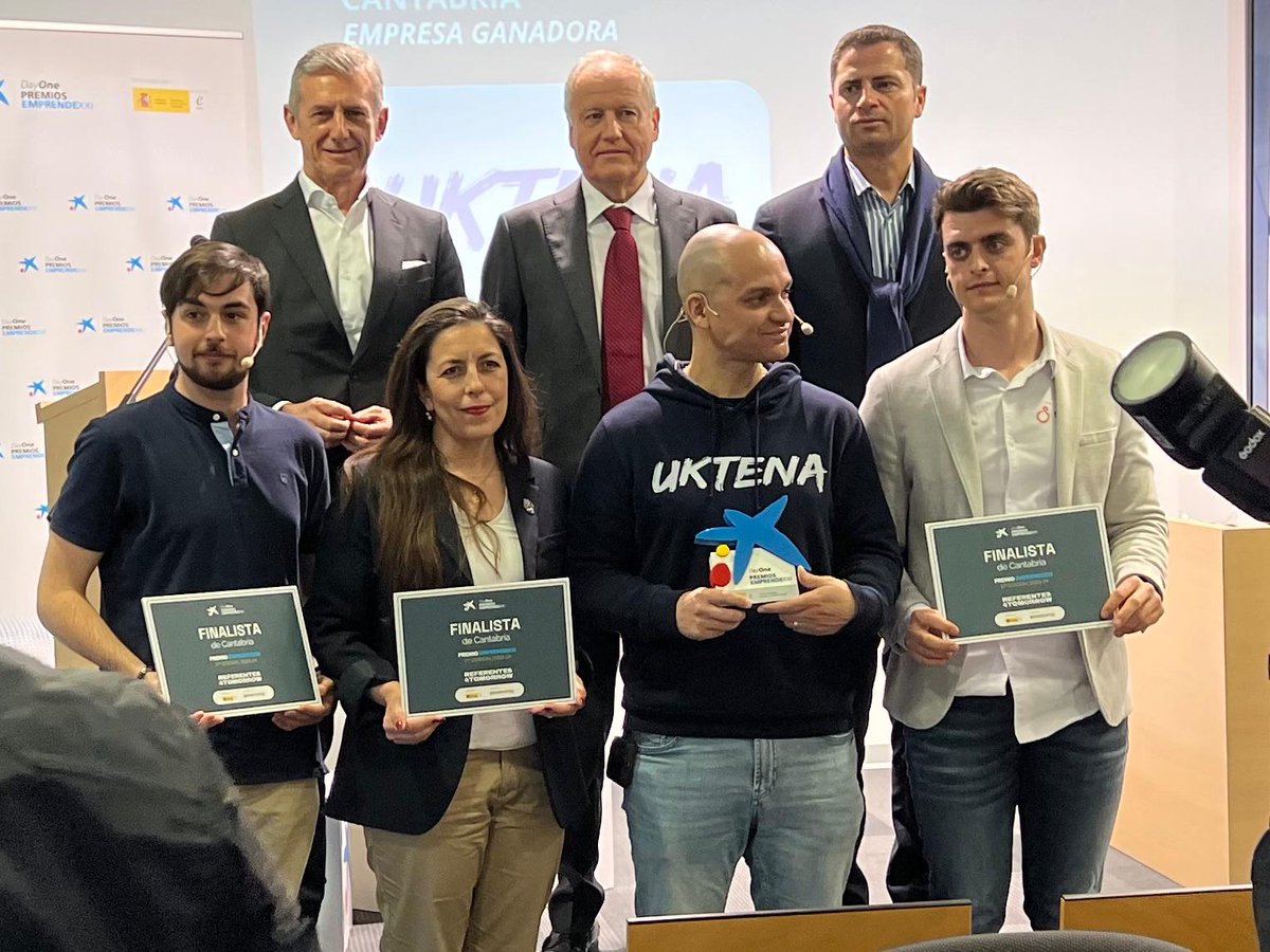 Ceoecant's tweet photo. 🏆La directora general de @Ceoecant, Isabel Cuesta, ha formado parte del jurado de los premios #PremiosEmprendeXXI, en los que ha resultado ganadora como startup más innovadora @Uktena_es, un proyecto especializado en realidad mixta.

👥Manuel Coterillo, vocal del Comité Ejecutivo y CEO de @LIS_Data_ES, ha participado en la mesa redonda 'Referents4Tomorrow: Nuevos referentes en el ecosistema emprendedor', ”moderada por Álvaro Rodríguez, DayOne Norte @caixabank .

¡Enhorabuena a todos los finalistas! @proyectoogr,  #Suntropy y @VamosRural 

#DayOneInnovationSummit