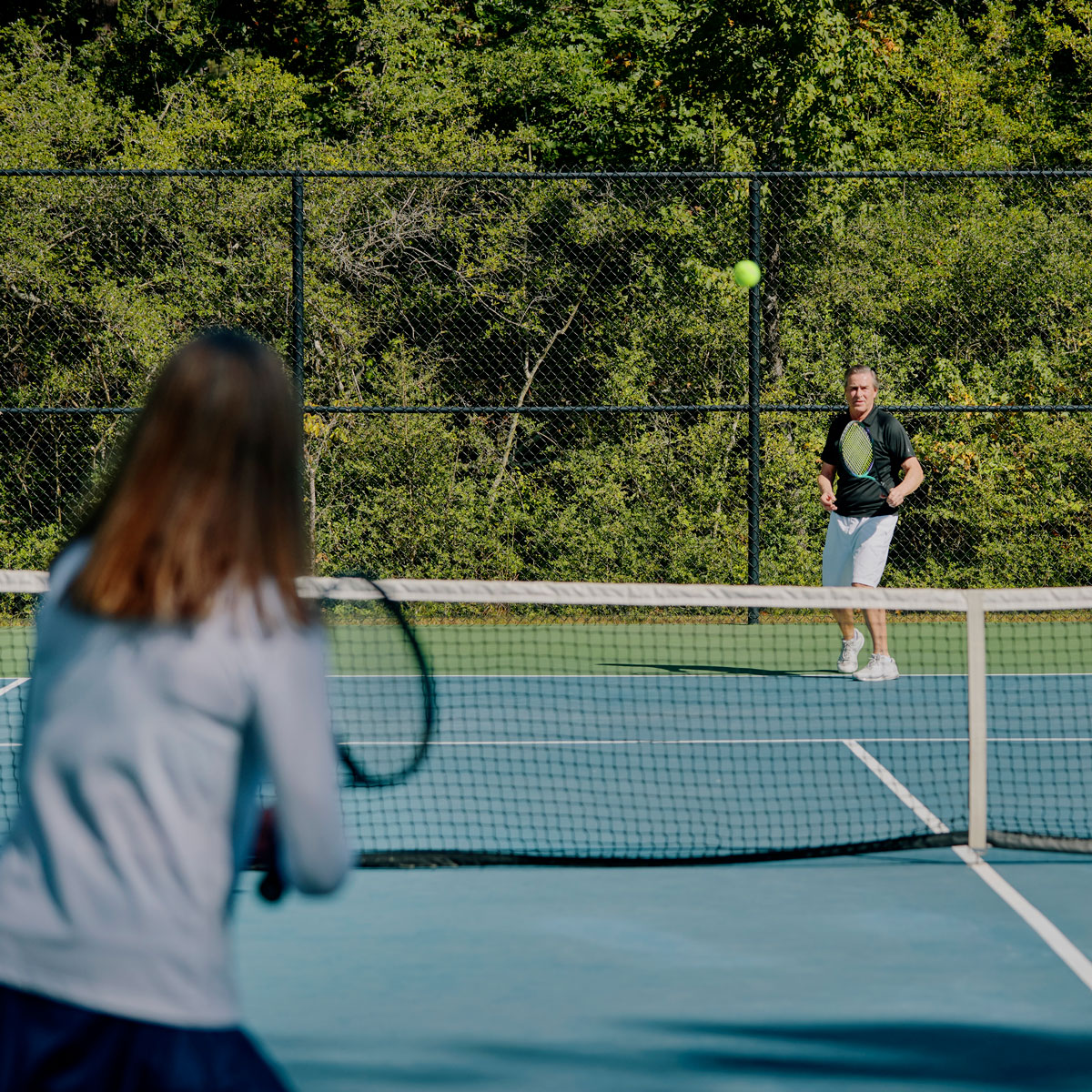 There's something magical about the crisp sound of the ball meeting the racket amidst the serene backdrop of nature. Residents love our courts for a good tennis match amongst family or friends! 🎾
#thewoodlandshills