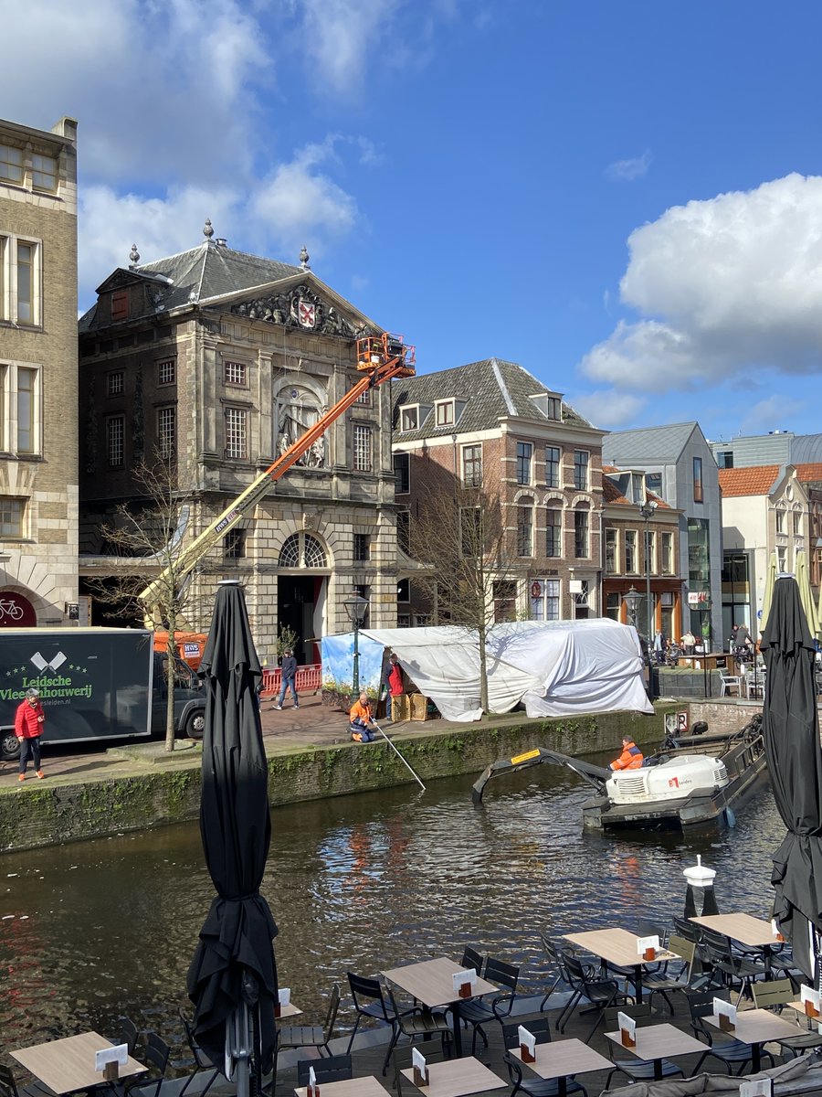 BintheNL's tweet photo. Encountered these guys digging around in the canal in front of the Waag this morning. Anyone want to take a guess what they pulled out of the water while I was standing there? Anybody? I'll reveal the answer in a bit... #Leiden #mystery #howexciting https://t.co/vsa5hPNOmO